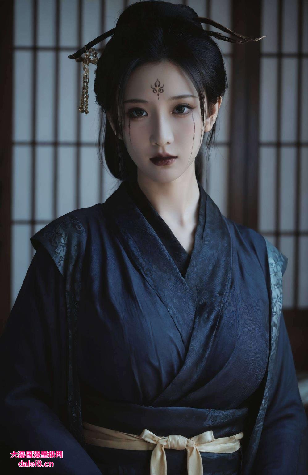 眼神中流露出淡淡的忧伤水墨风格的泳装四妹